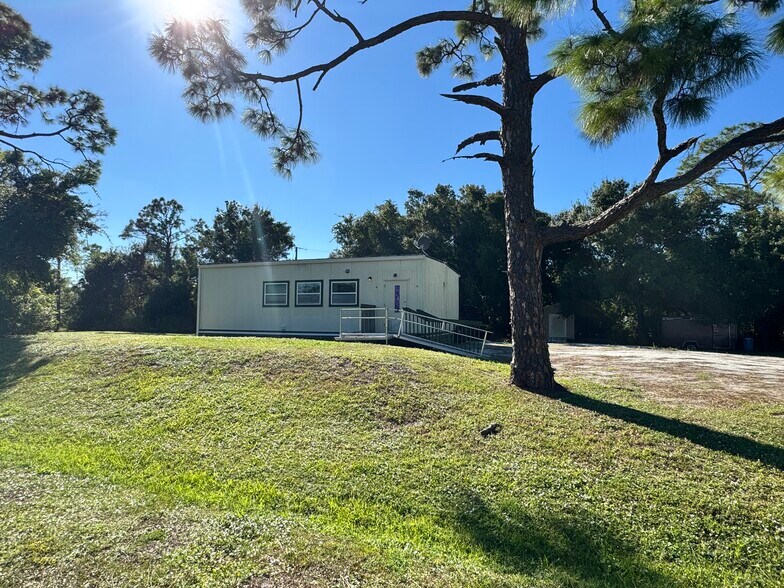 1385 Touchstone Rd, North Fort Myers, FL à vendre - Photo de l’immeuble – Image 2 sur 14