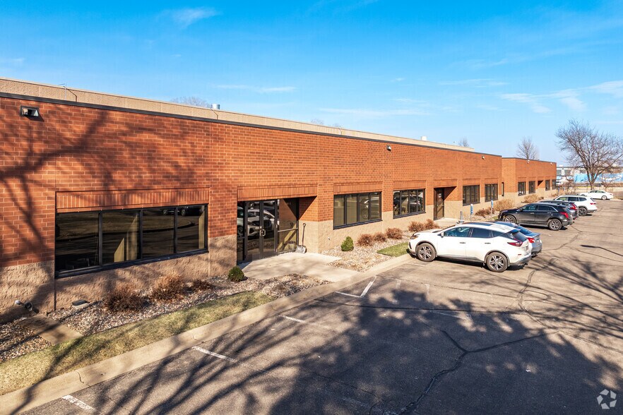 10900 89th Ave N, Maple Grove, MN à louer - Photo de l’immeuble – Image 3 sur 7