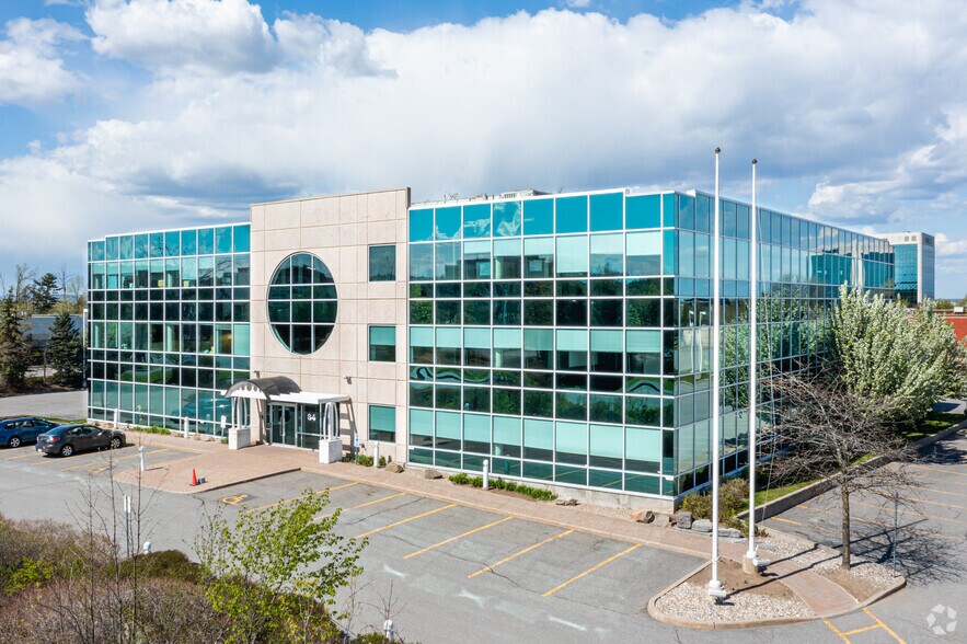 84 Hines Rd, Ottawa, ON à louer - Photo de l’immeuble – Image 3 sur 3