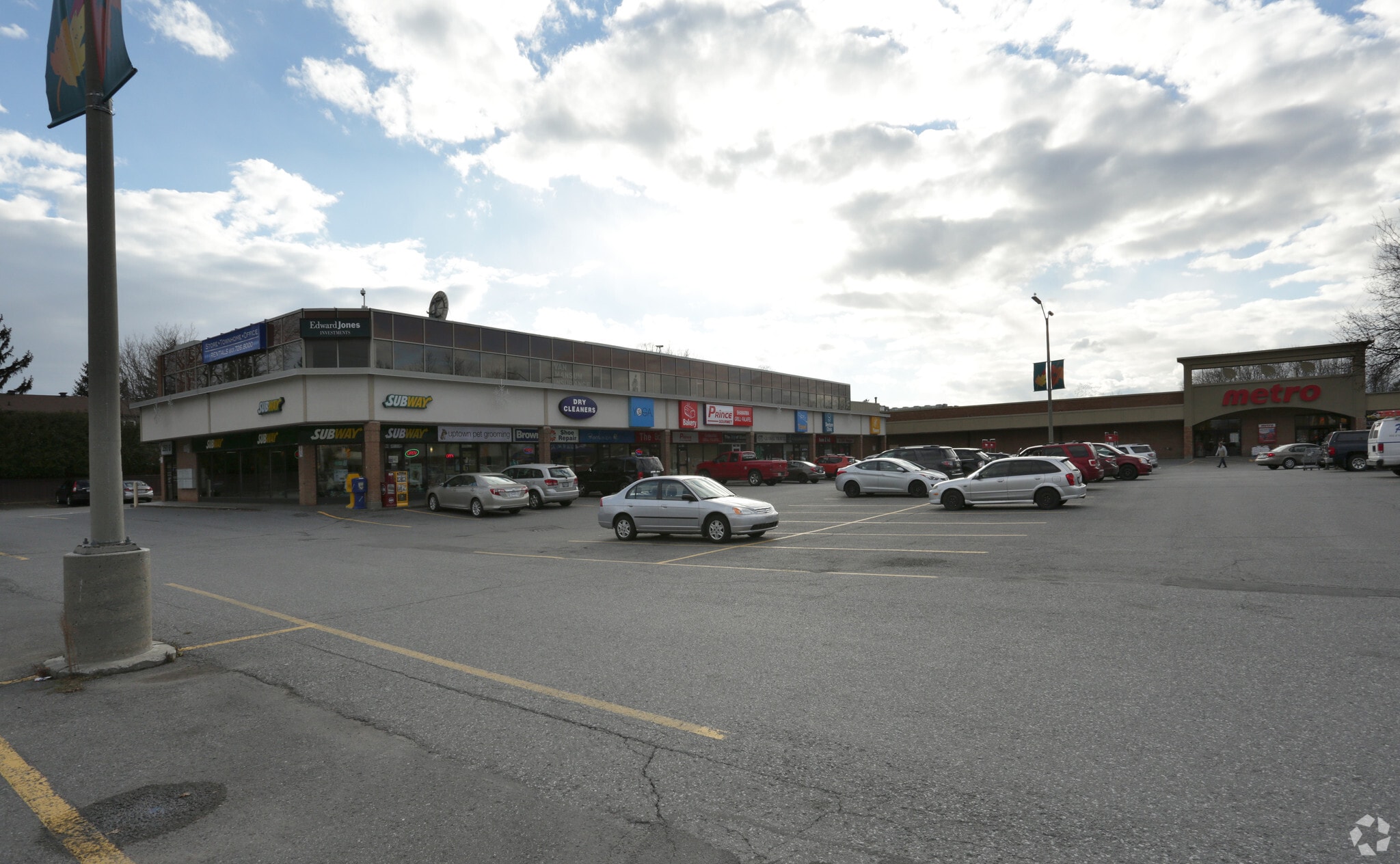 250 Greenbank Rd, Ottawa, ON à louer Photo de l’immeuble– Image 1 sur 9