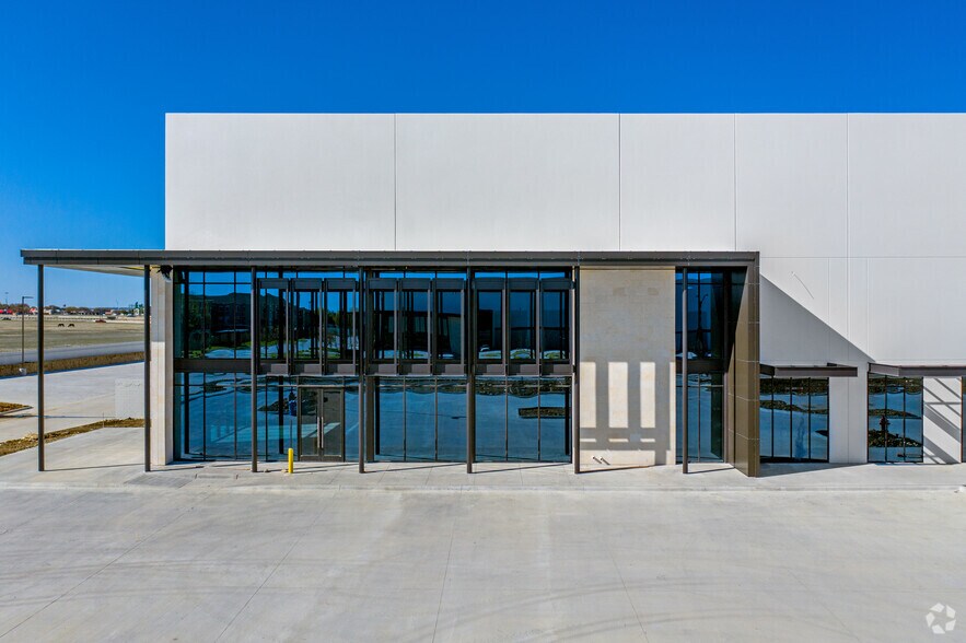 4251 Northern Cross Blvd, Haltom City, TX à louer - Photo de l’immeuble – Image 3 sur 6