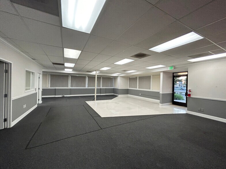 305-355 E Foothill Blvd, Pomona, CA à louer - Photo de l’immeuble – Image 3 sur 26