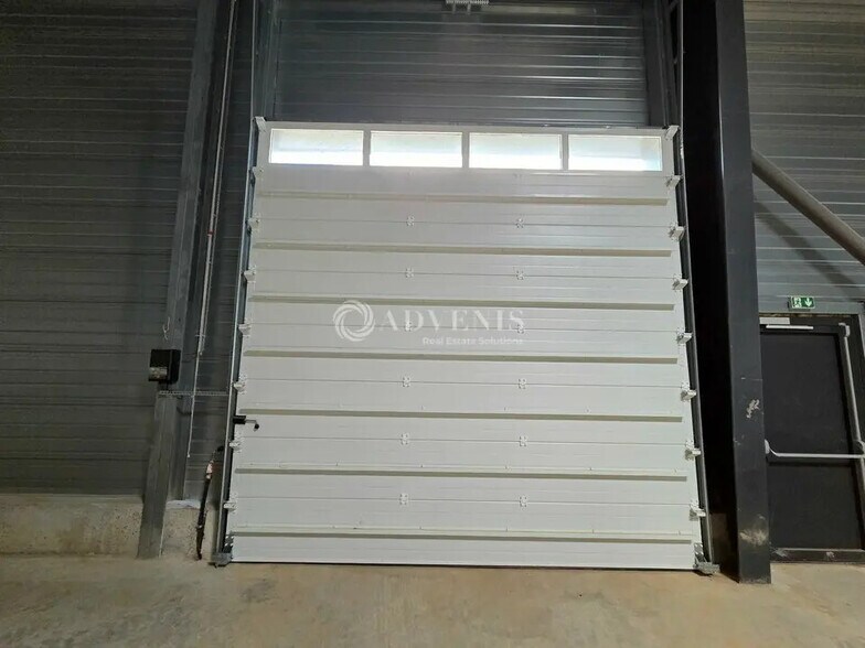 Local d’activités dans Villeneuve-sous-Dammartin à louer - Photo de l’immeuble – Image 3 sur 11