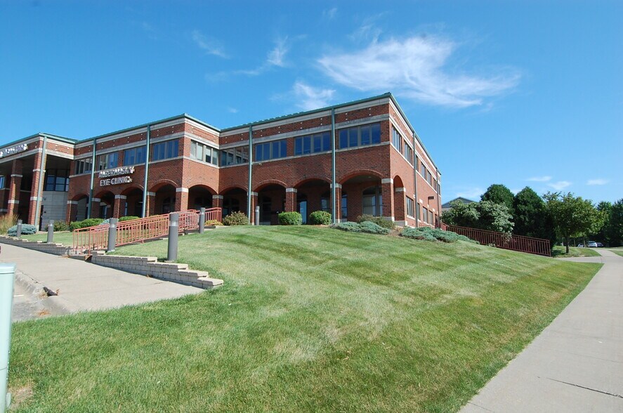 2346 Mormon Trek Blvd, Iowa City, IA à louer - Photo de l’immeuble – Image 3 sur 10
