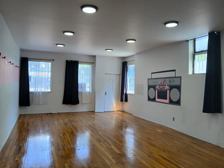 1067 Manhattan Ave, Brooklyn, NY à louer - Photo de l’immeuble – Image 2 sur 4