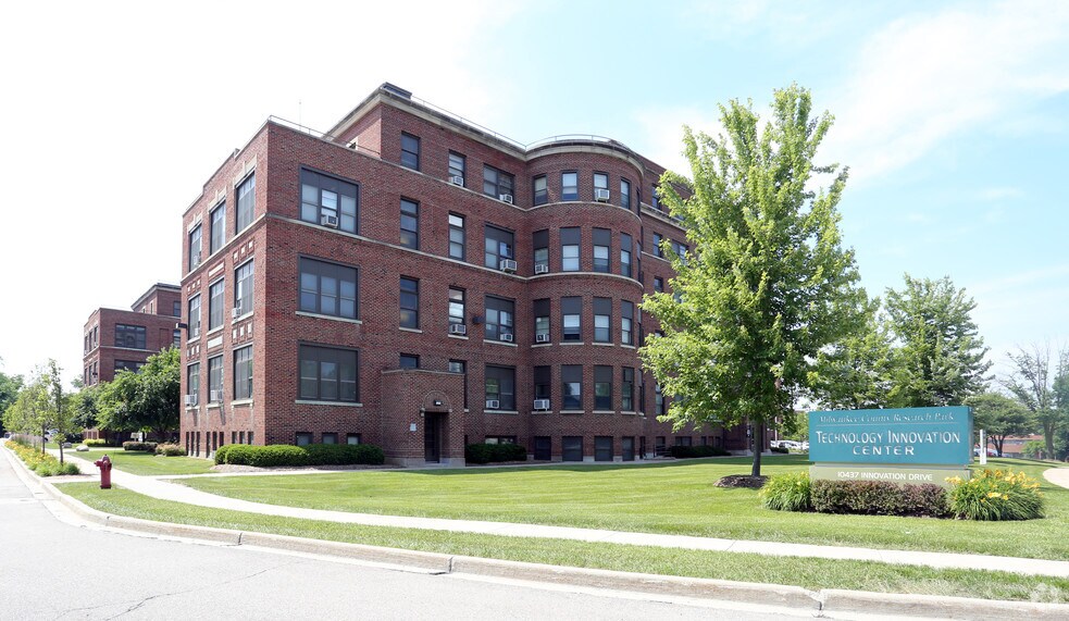 10437 W Innovation Dr, Milwaukee, WI à louer - Photo principale – Image 2 sur 7
