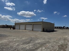 12027 Greenstone Ave, Santa Fe Springs, CA à louer Photo intérieure– Image 2 sur 12