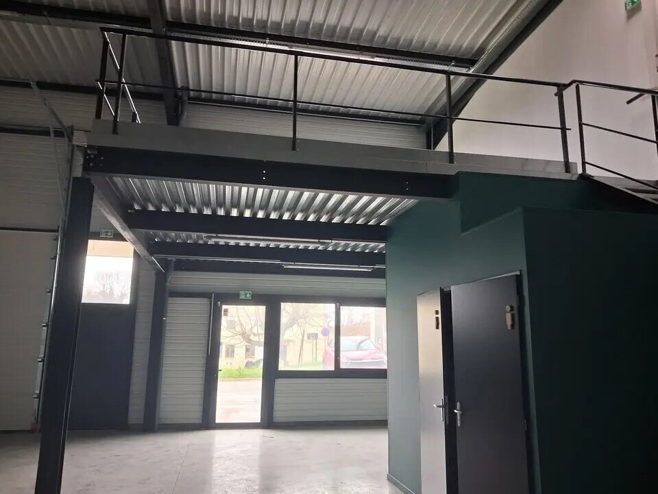 Local d’activités dans Frans à louer Photo intérieure– Image 1 sur 5