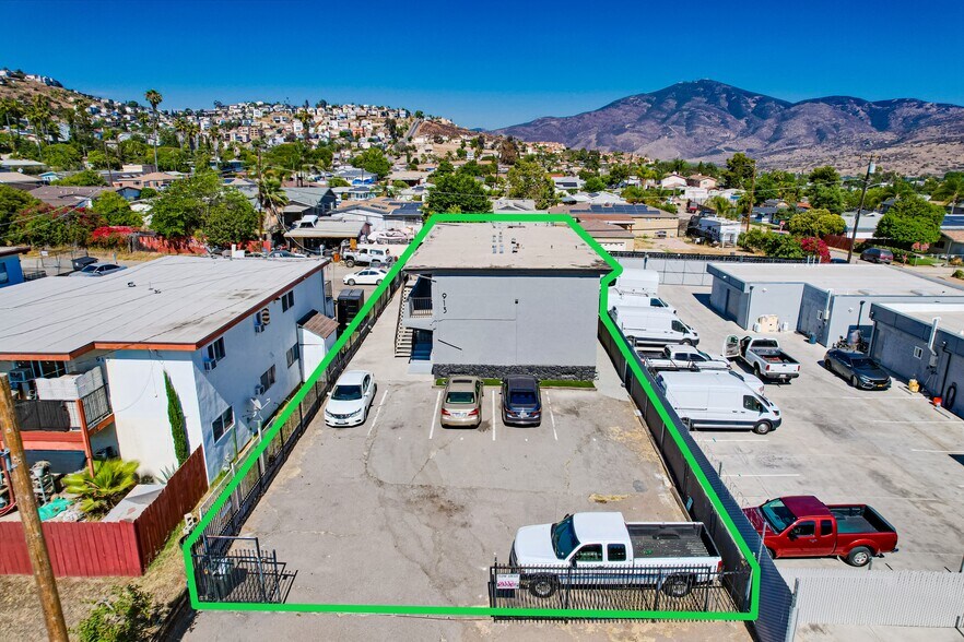 913 Grand Ave, Spring Valley, CA à vendre - Photo de l’immeuble – Image 2 sur 7