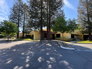 1345 Redwood Way, Petaluma, CA à louer Photo de l’immeuble– Image 2 sur 7
