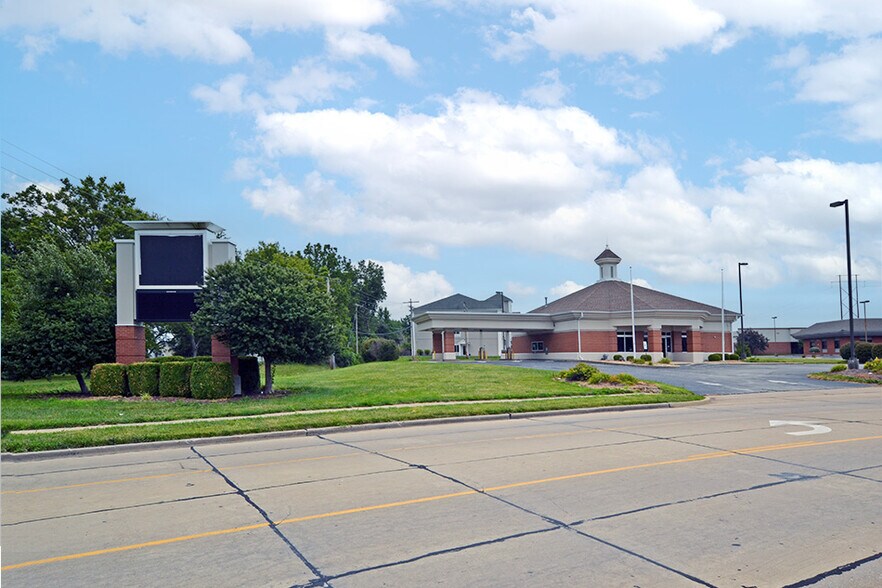 104 Regency Park Dr, O'Fallon, IL à vendre - Photo de l’immeuble – Image 2 sur 16