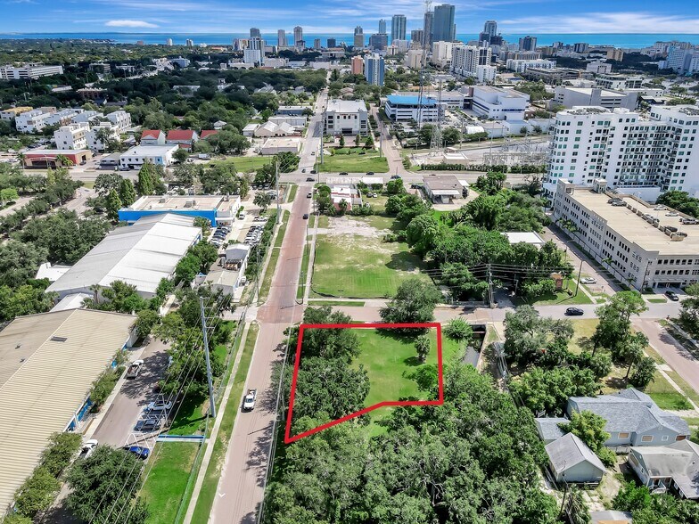 1700 Burlington Ave N, Saint Petersburg, FL à vendre - Photo de l’immeuble – Image 3 sur 7