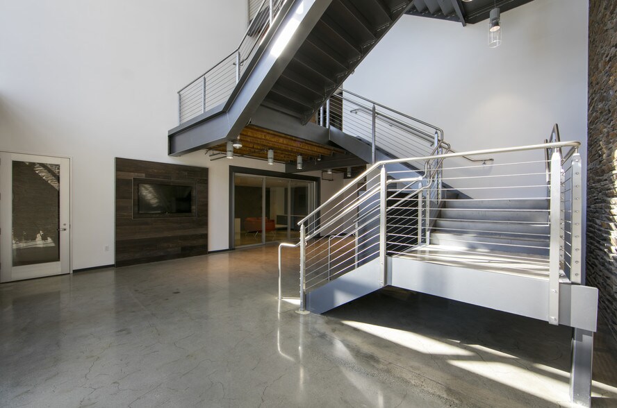 20371 Irvine Ave, Newport Beach, CA à louer - Hall d’entrée – Image 2 sur 11