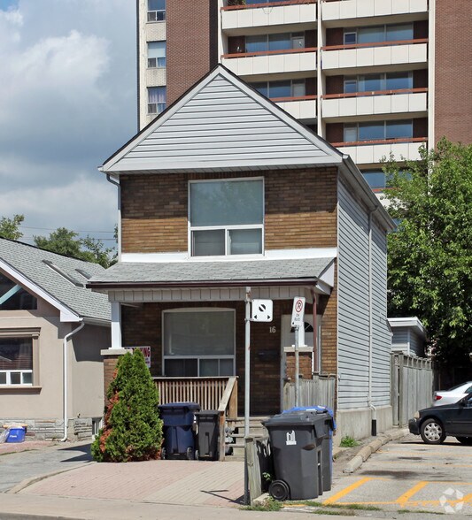 16 Cosburn Ave, Toronto, ON à vendre - Photo de l’immeuble – Image 2 sur 2