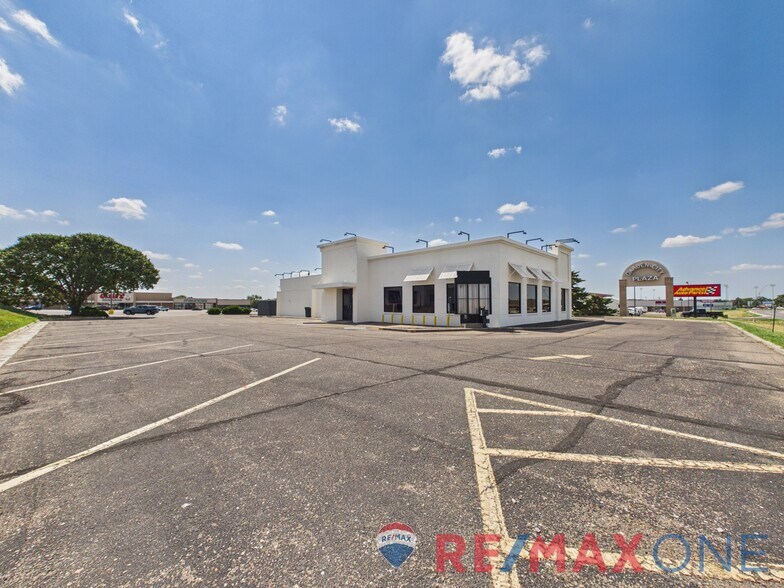 2208 E Kansas Ave, Garden City, KS à vendre - Photo de l’immeuble – Image 1 sur 33