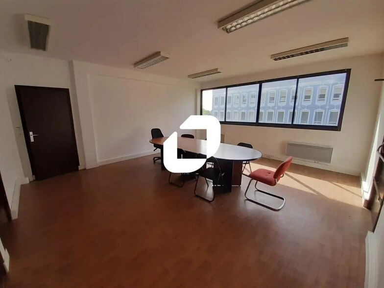 Bureau dans Noisy-le-Grand à vendre - Photo de l’immeuble – Image 2 sur 9