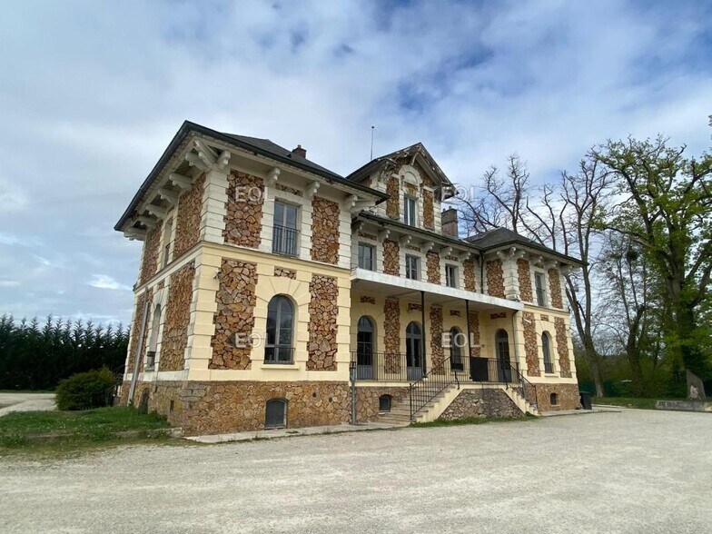 Local d'activités dans Villeneuve-le-Comte à vendre - Photo de l’immeuble – Image 2 sur 29