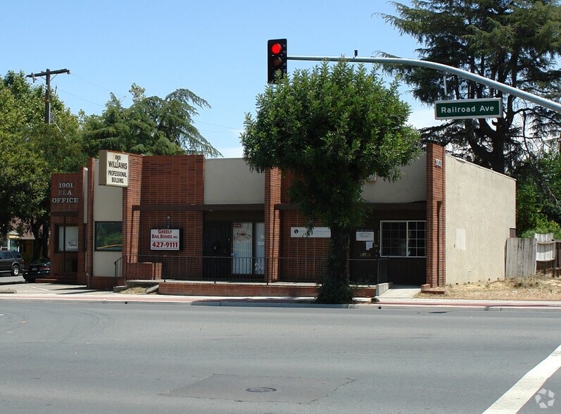 1901 Railroad Ave, Pittsburg, CA à louer - Photo de l’immeuble – Image 2 sur 11