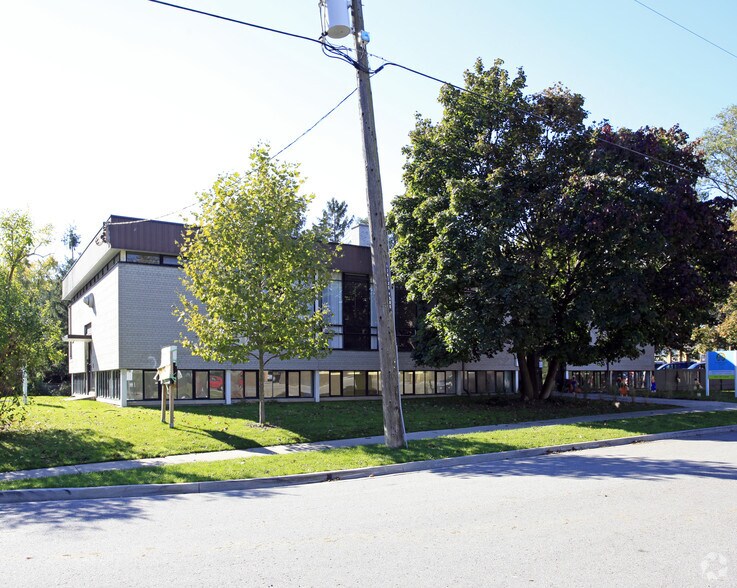 585 Cranbrooke Ave, Toronto, ON à louer - Photo de l’immeuble – Image 1 sur 2