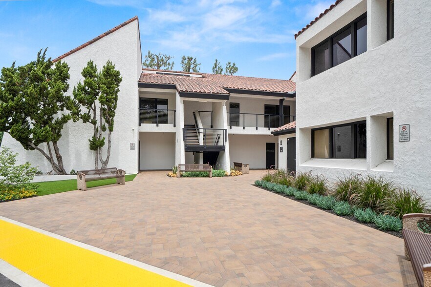 25200 La Paz Rd, Laguna Hills, CA à louer - Photo de l’immeuble – Image 3 sur 13