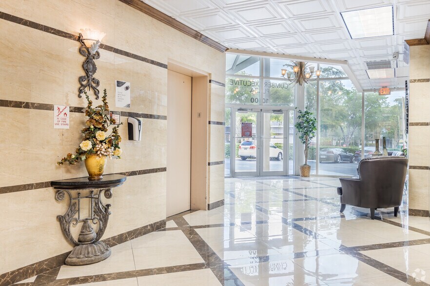 10100 W Sample Rd, Coral Springs, FL à louer - Hall d’entrée – Image 2 sur 17