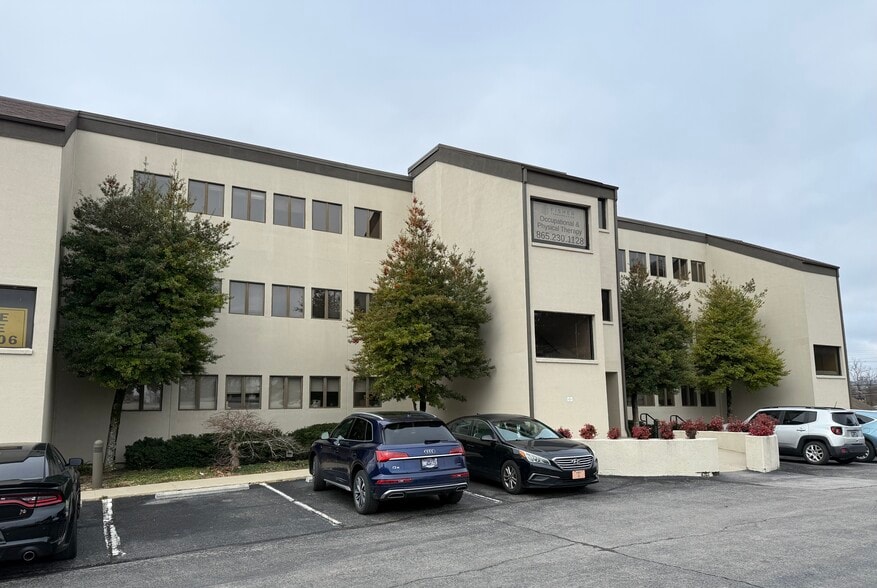 2606 N Greenway Dr, Knoxville, TN à louer - Photo de l’immeuble – Image 2 sur 20