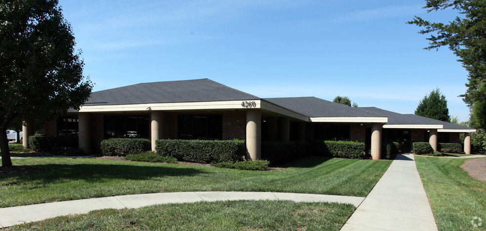 4260 Piedmont Pky, Greensboro, NC à louer - Photo principale – Image 1 sur 21