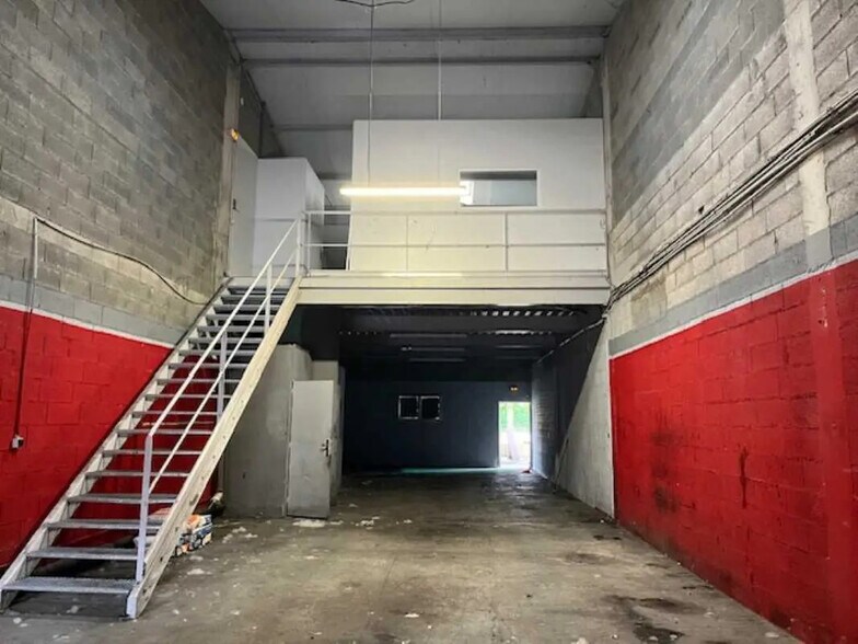 Local d’activités dans Villeneuve-Tolosane à louer - Photo de l’immeuble – Image 1 sur 13