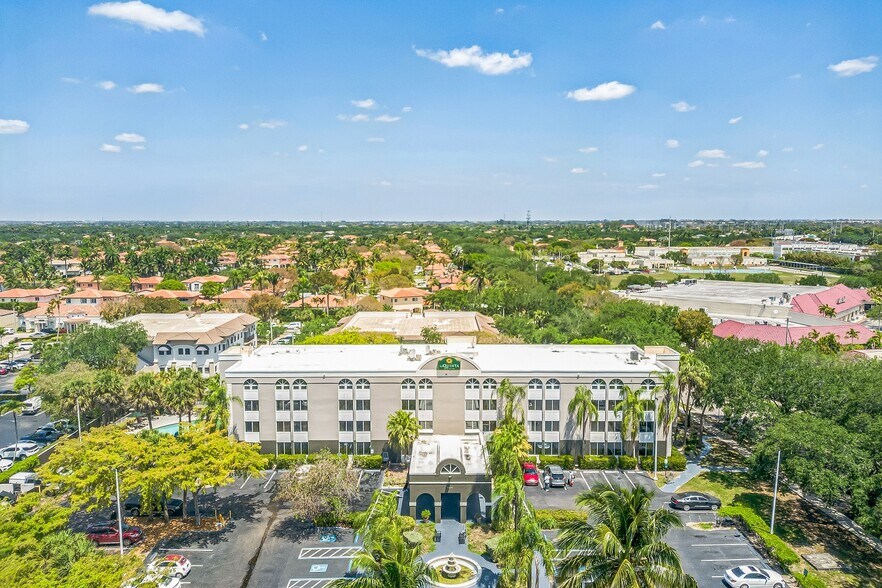 7925 NW 154th St, Miami Lakes, FL à vendre - Photo de l’immeuble – Image 1 sur 22
