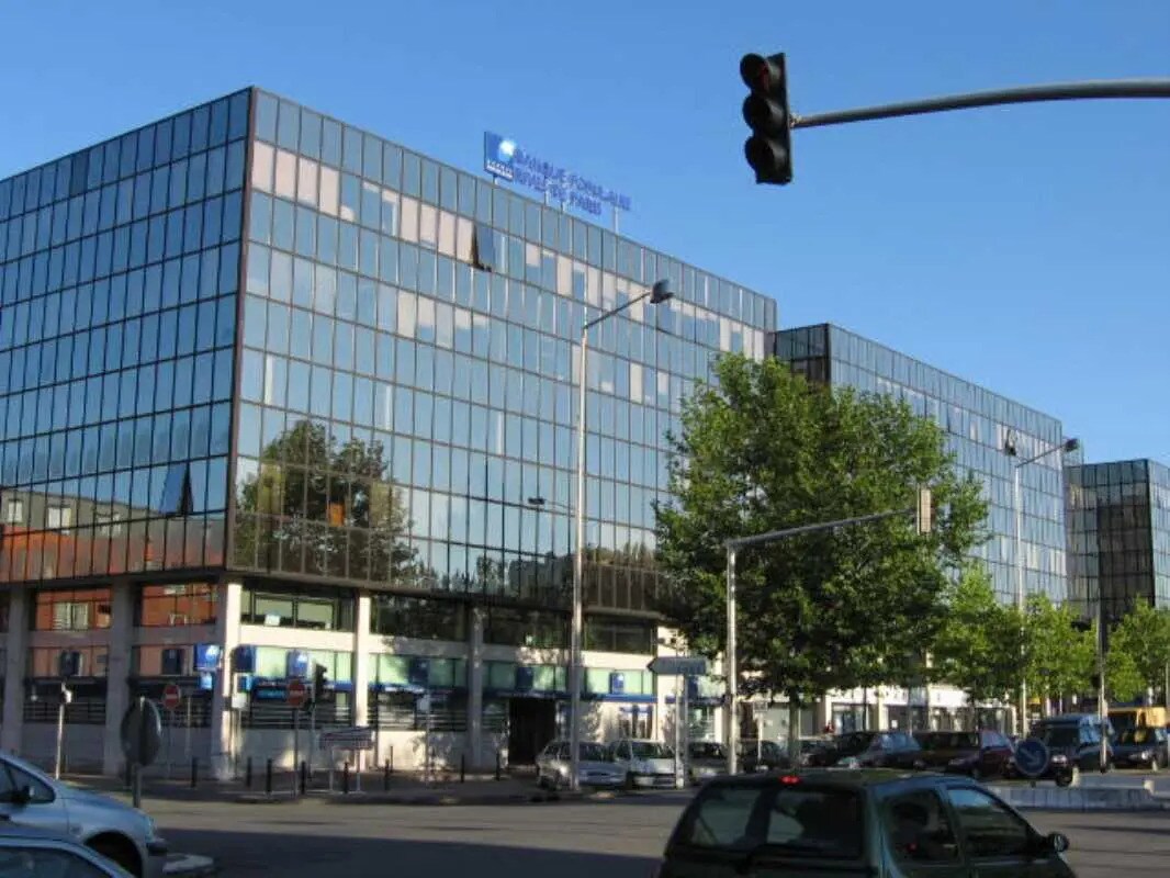 Local commercial dans Évry-Courcouronnes à louer Photo de l’immeuble– Image 1 sur 2