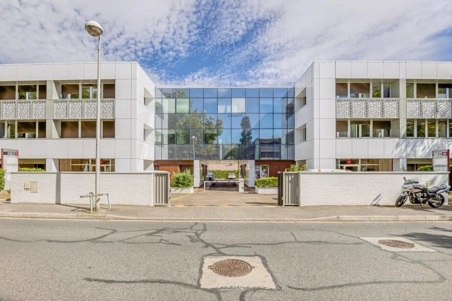 2-4 Rue Colonel Chambonnet, Bron à louer - Photo de l’immeuble – Image 1 sur 20