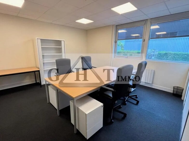 Bureau dans Buc à louer - Photo de l’immeuble – Image 1 sur 4