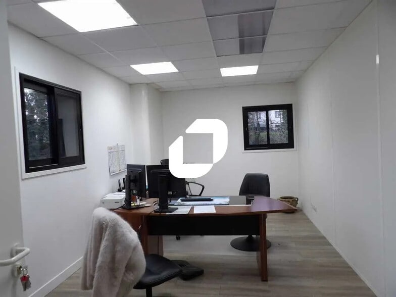 Bureau dans Mantes-la-Ville à louer - Photo de l’immeuble – Image 1 sur 4