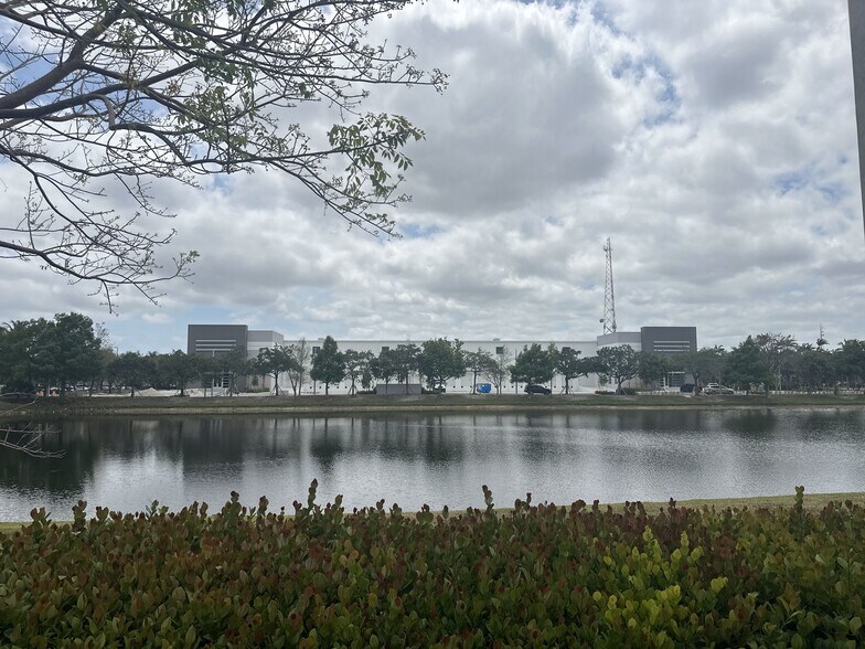 2500 NW 19th St, Pompano Beach, FL à louer - Photo de l’immeuble – Image 3 sur 3