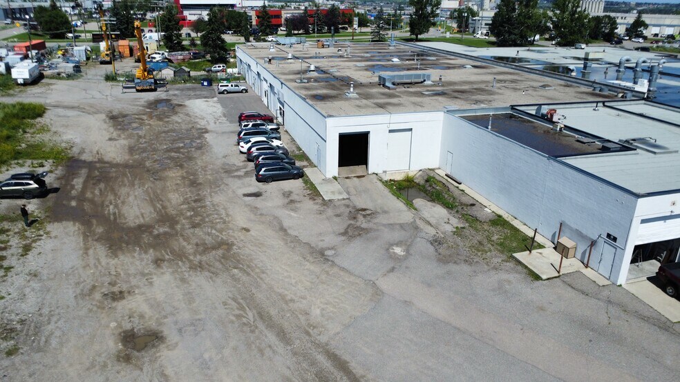 1201 42nd Ave SE, Calgary, AB à louer - Photo de l’immeuble – Image 2 sur 4