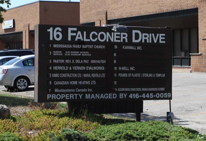 16 Falconer Dr, Mississauga, ON à louer - Photo de l’immeuble – Image 3 sur 6