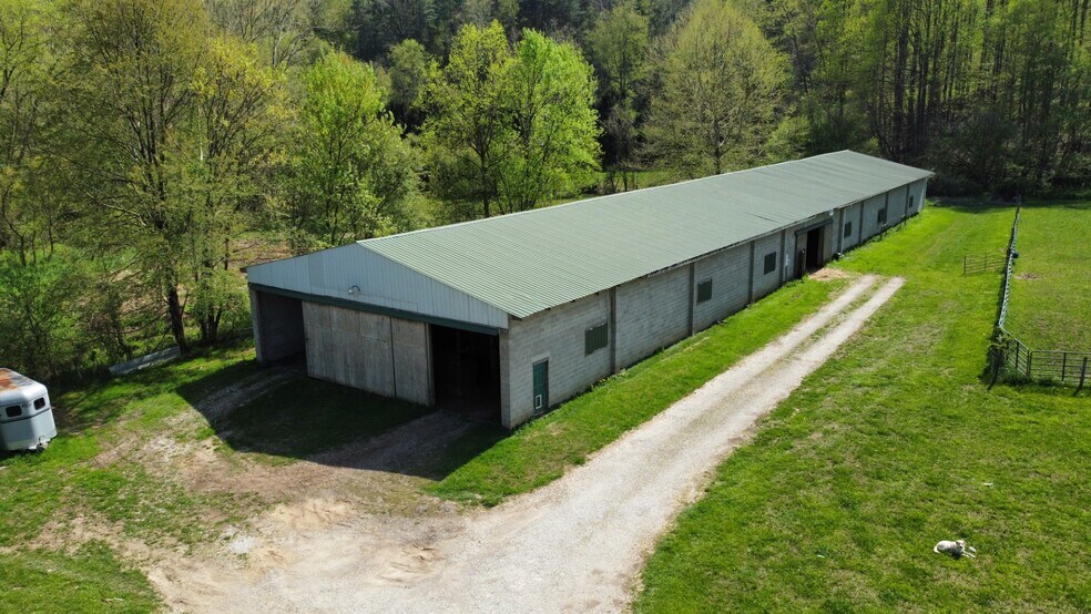 465 Hitch N Go Ln, Elkview, WV à vendre - Photo de l’immeuble – Image 3 sur 7