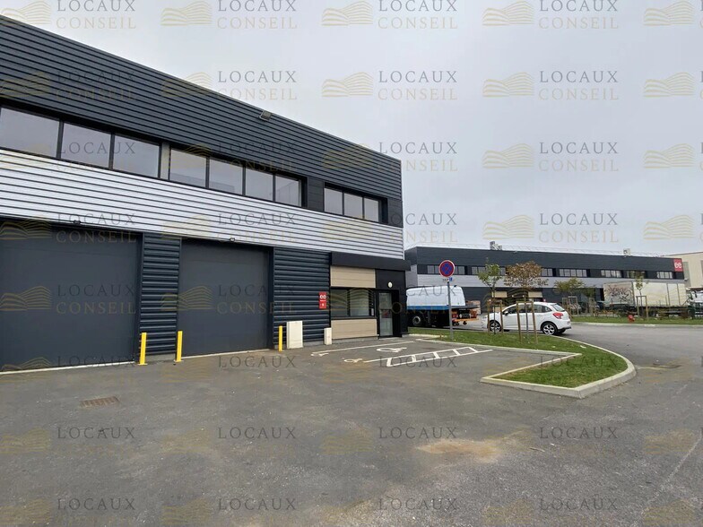Local d’activités dans Aulnay-sous-Bois à louer - Photo de l’immeuble – Image 1 sur 8