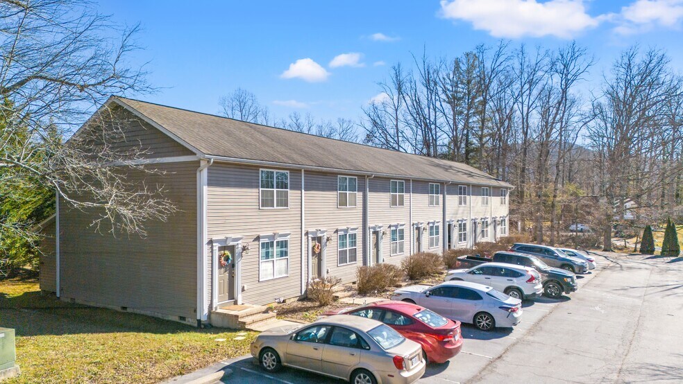 26 Meadow Glen Ct, Fletcher, NC à vendre - Photo de l’immeuble – Image 1 sur 5