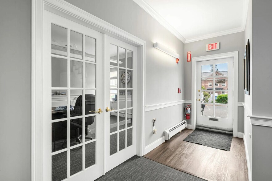 348 N Main St, Andover, MA à vendre - Hall d’entrée – Image 2 sur 26