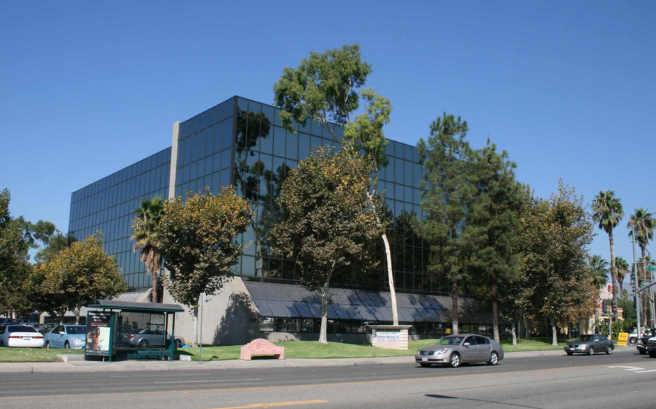 337 N Vineyard Ave, Ontario, CA à louer - Photo de l’immeuble – Image 2 sur 20
