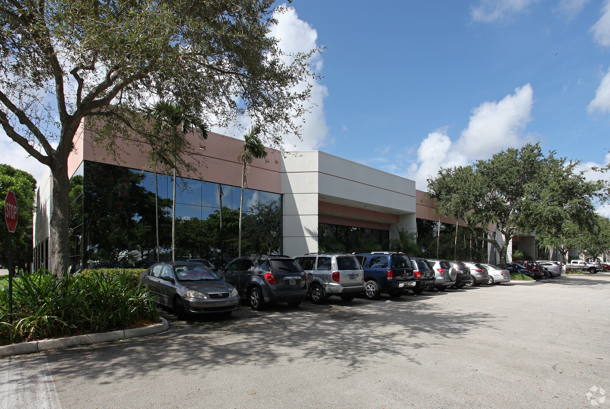 3700-3750 Executive Way, Miramar, FL à louer Photo principale– Image 1 sur 5