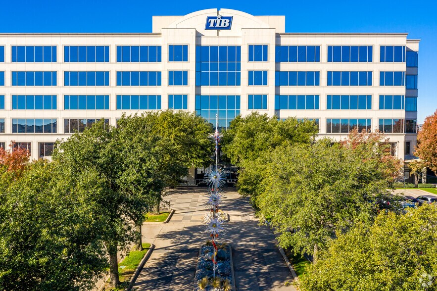 11701 Luna Rd, Farmers Branch, TX à louer - Photo de l’immeuble – Image 2 sur 9