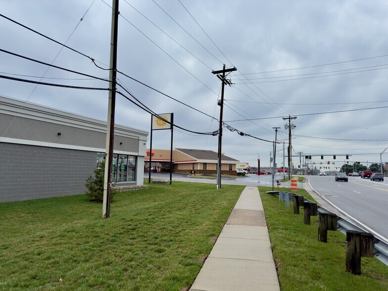 1650 Perrysburg Holland Rd, Holland, OH à louer - Photo de l’immeuble – Image 3 sur 8