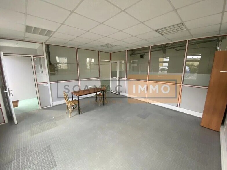 Bureau dans  à louer - Photo de l’immeuble – Image 2 sur 5