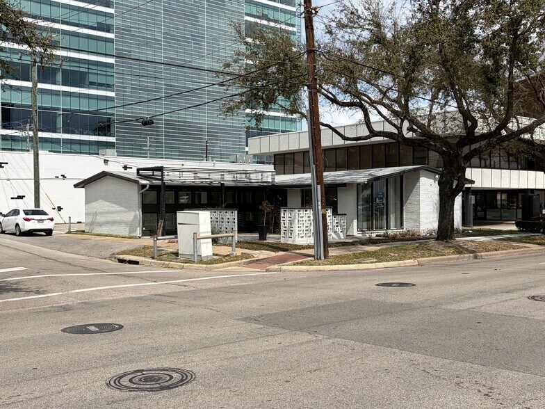2630 Richmond Ave, Houston, TX à louer - Photo de l’immeuble – Image 2 sur 4