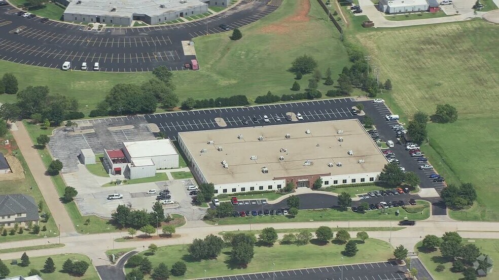 14400 Bogert Pky, Oklahoma City, OK à louer - Vidéo aérienne – Image 2 sur 5