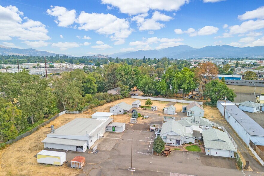 844 N Riverside Ave, Medford, OR à vendre - Aérien – Image 2 sur 11