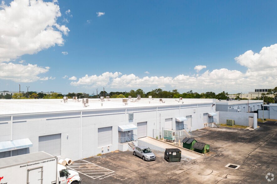 2880 N Scherer Dr, Saint Petersburg, FL à louer - Photo de l’immeuble – Image 3 sur 8