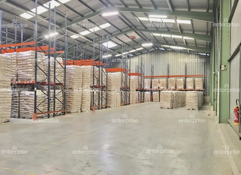 Industriel/Logistique dans Roye à louer - Photo de l’immeuble – Image 2 sur 4